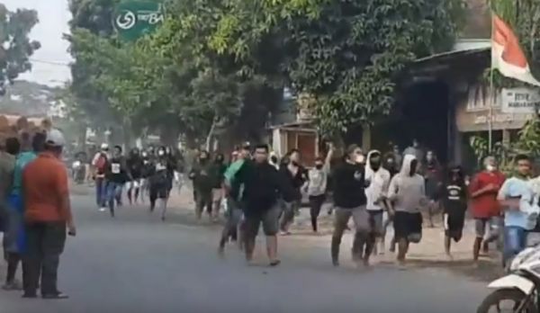 Mencekam! Tawuran Perguruan Silat dengan Warga Pecah di Lamongan