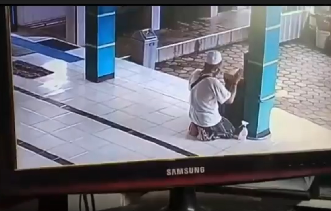 Aksi pencuri menguras kotak amal terekam kamera CCTV. (metrotv)