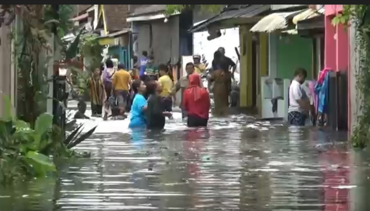 Ratusan rumah di wilayah Kota Malang terendam banjir. (metrotv)