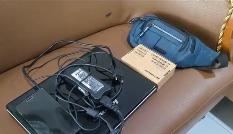 Laptop dan benda berharga milik korban dikembalikan oleh pelaku pencurian (Foto / Metro TV)