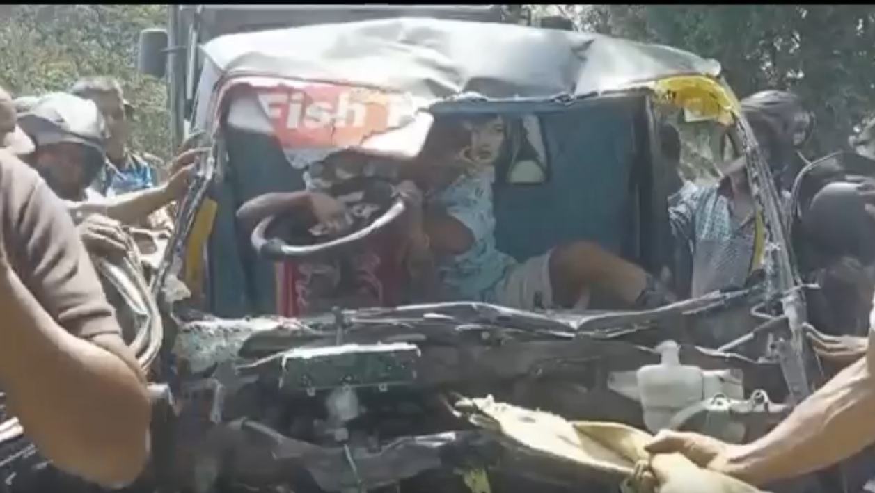 Warga berusahan menolong sopir minibus ELF  yang terjepit. (metrotv) 