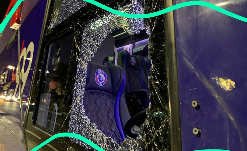 Kondisi kaca bus milik arema pecah usai diserang oknum suporter (Foto / Istimewa)