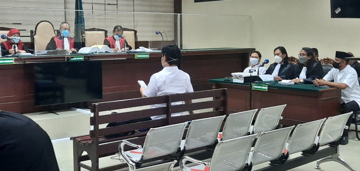 Ahli Siber Forensik Bareskrim Mabes Polri, Adi Setya didatangkan di Pengadilan Tipikor terkait perkara dugaan suap jabatan Bupati Nganjuk (Foto / Clicks.id)