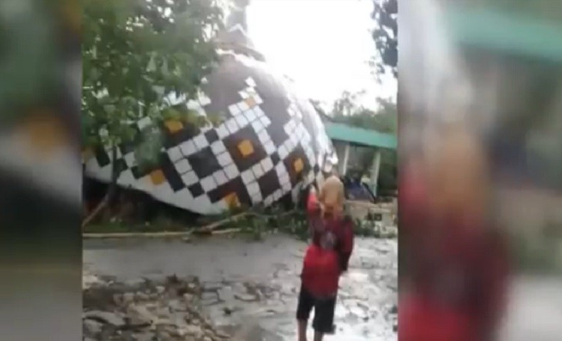 Diterjang Angin Kencang, Kubah Masjid di Bojonegoro Terbang