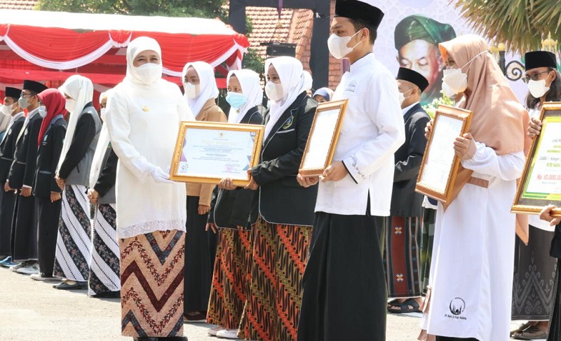 Gubernur Jawa Timur, Khofifah Indar Parawansa memimpin upacara Hari Santri Nasional 2021 di Gedung Negera Grahadi (Foto / Metro TV)