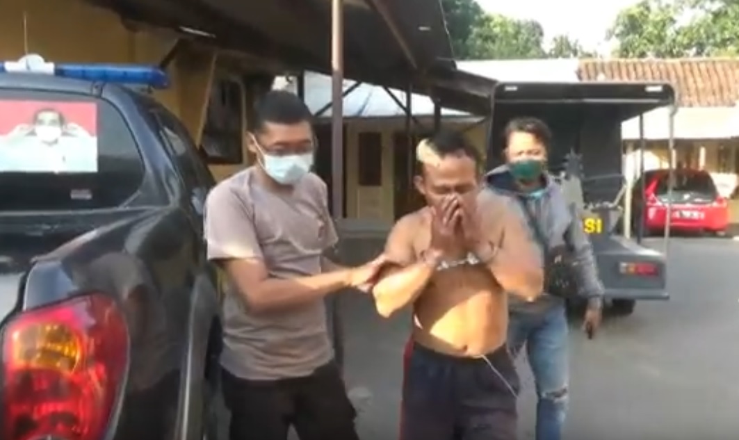 Pencuri Kambing Dihajar Warga, Motor Dibakar!