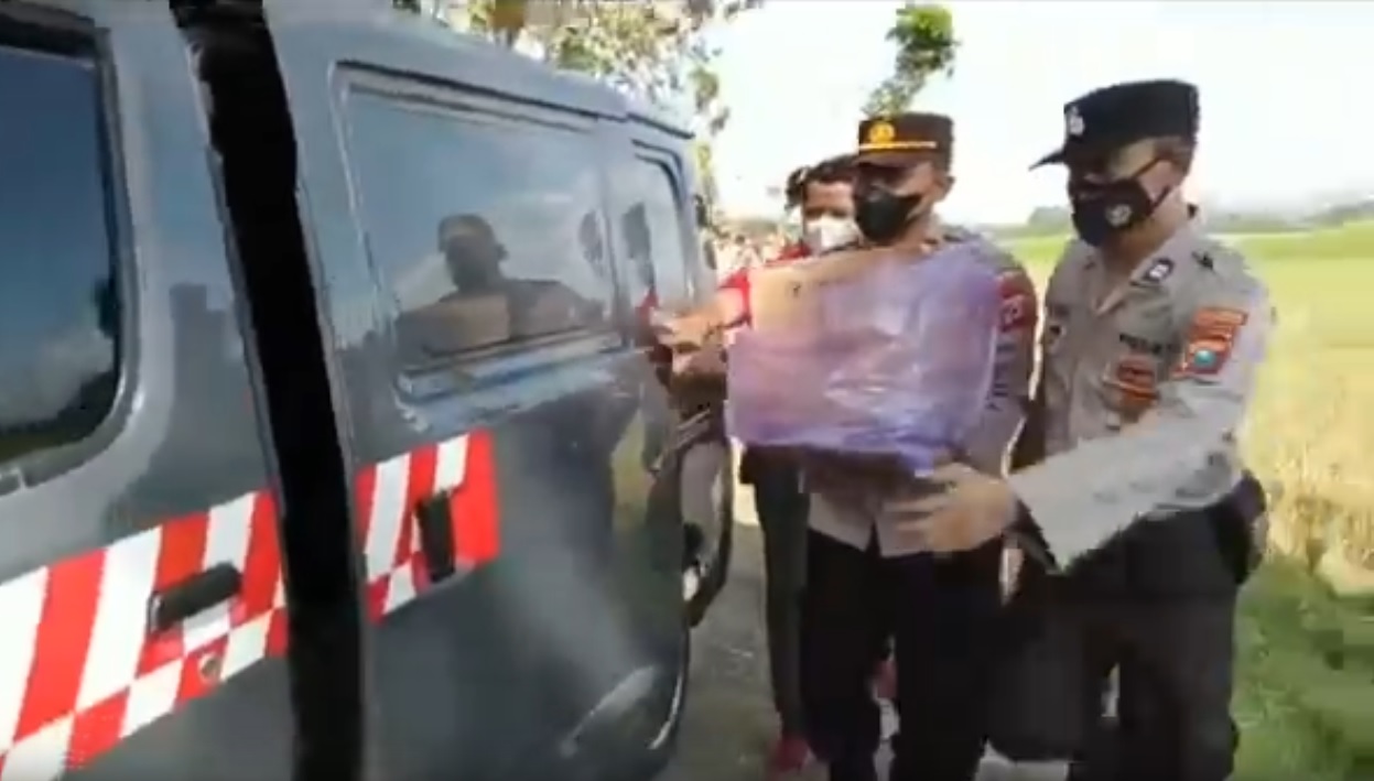 Petugas kepolisan membawa bayi dalam kardus menuju RSUD Dr Sudomo Trenggalek. (metrotv) 