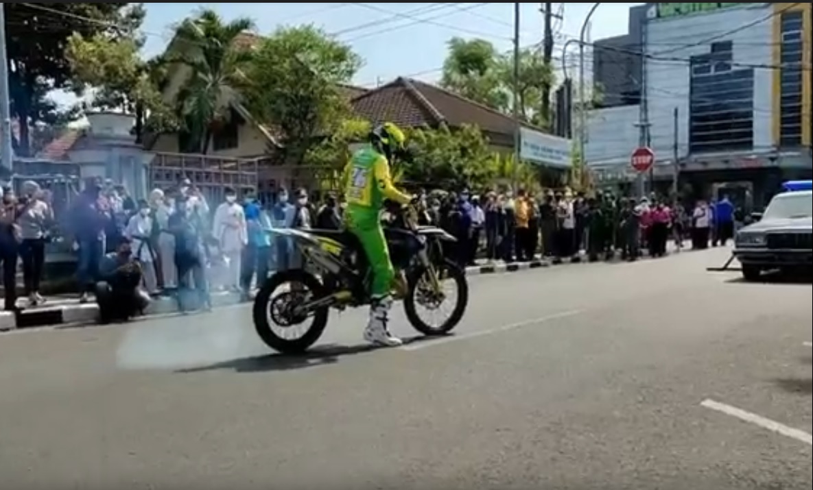 Disambut Meriah, Peraih Emas PON Asal Lamongan Bikin Atraksi Menegangkan