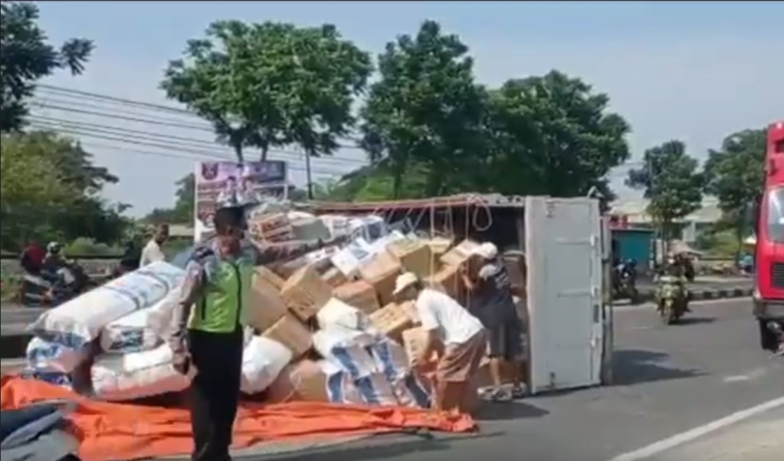  Truk bermuatan peralatan sekolah terguling di jalur poros pantura Lamongan, Jawa Timur, Senin siang 25 Oktober 2021. (metrotv)