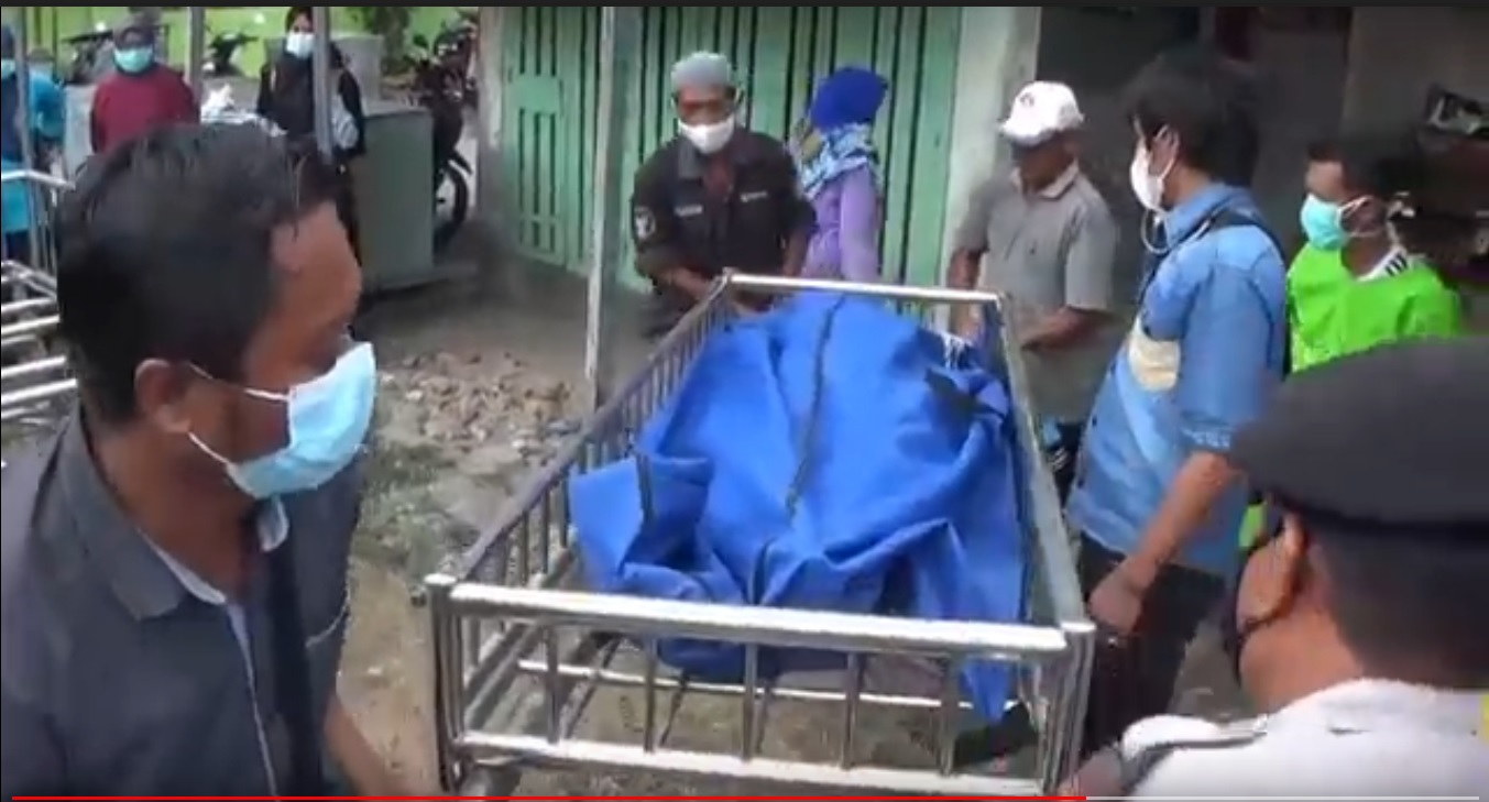 Petugas mengevakuasi jasad Subekti yang ditemukan tewas dalam waung sekitar Terminal Maospati, Magetan. (metrotv)