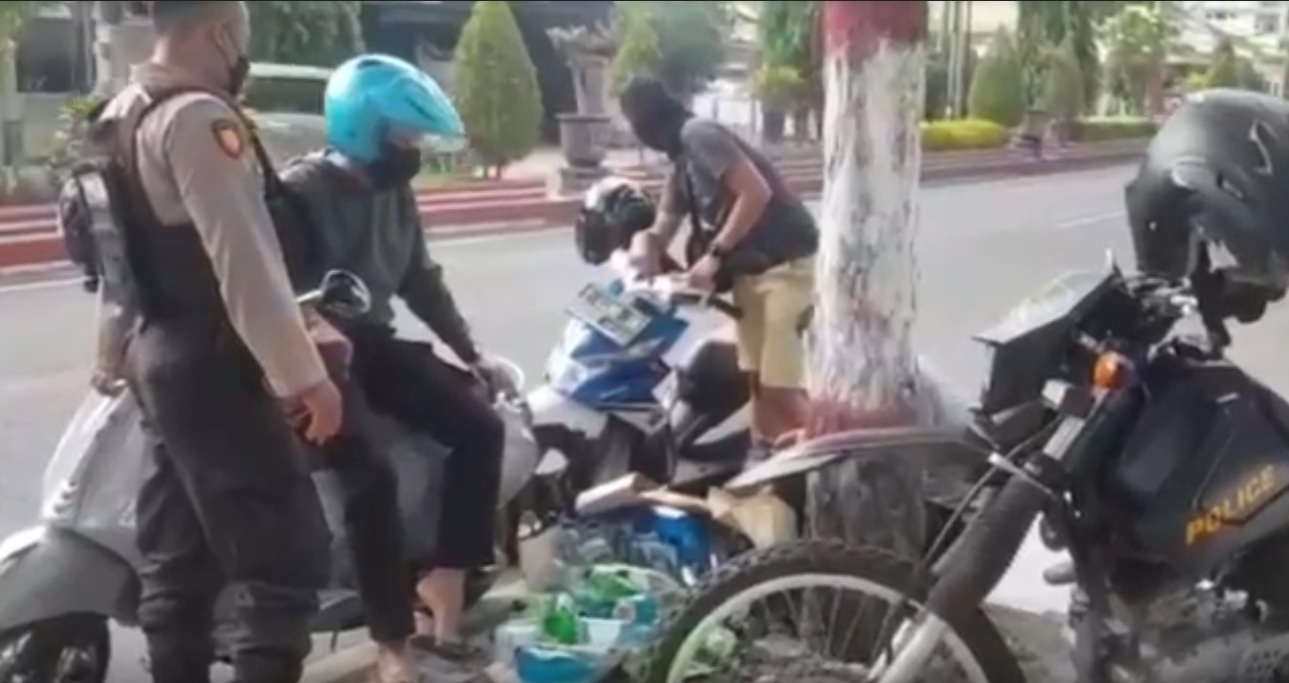 Sabhara Polresta Mojokerto menggagalkan jual beli miras secara COD. (metrotv)