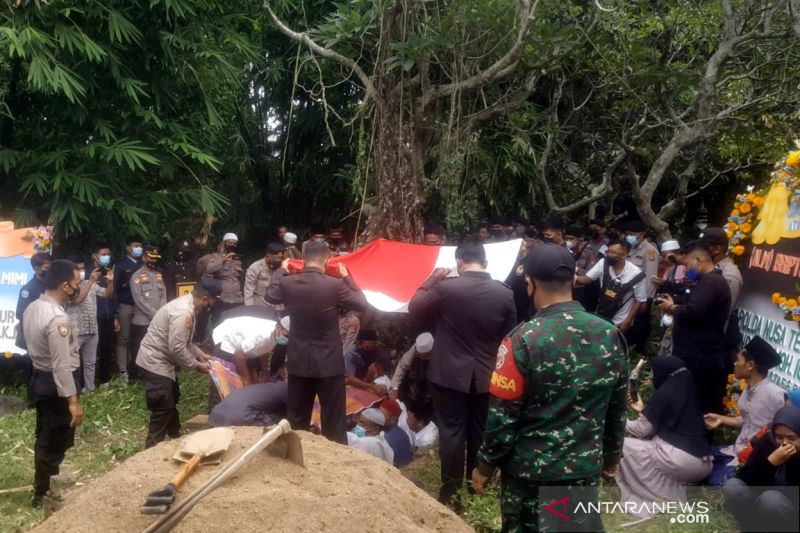 Kepala Polres Lombok Timur, AKBP Herman Suriyono, ketika menjadi inspektur upacara pemakaman jenazah Brigadir Polisi Satu HT, di Gontoran Timur, Lombok Barat, NTB, Selasa (26/10/2021). ANTARA/Dhimas BP