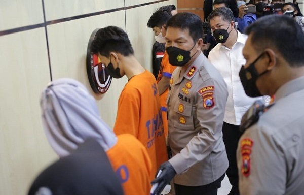  Kapolda Jatim, Irjen Pol Nico Afinta saat mengintrogasi pelaku pinjol Surabaya (Foto / Metro TV)
