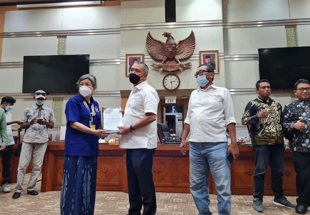 Ketua DPW Partai NasDem Sri Sajekti Sudjunadi saat mendampingi nelayan untuk beraudiensi dengan DPR RI fraksi NasDem terkait PP 58/2021 (Foto / Metro TV)