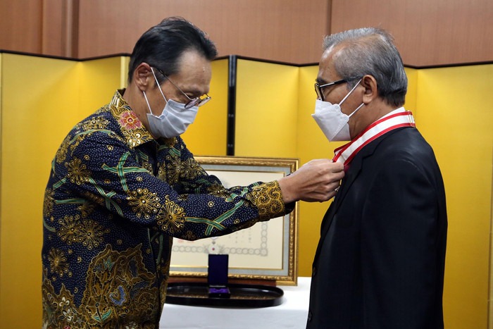 Duta Besar Jepang untuk Indonesia, Kanasugi Kenji menyematkan penghargaan dan bintang jasa kepada Rektor Unusa, Prof Achmad Jazidie (Foto / Clicks.id)