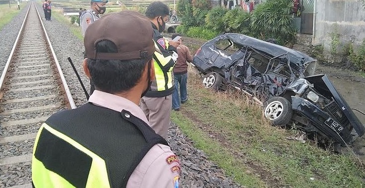 Kondisi minibus usai dihantam kereta ekspres (Foto / Metro TV)