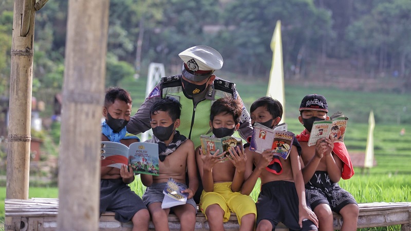 Mengenal Sosok Aiptu Eriyanto, Keliling Kampung Dampingi Anak Belajar