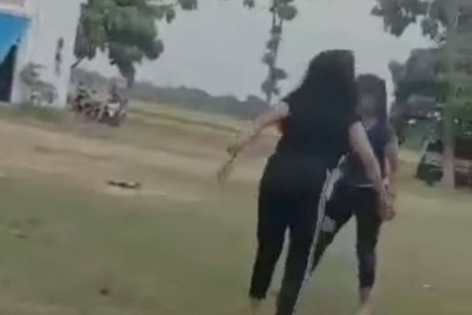 Tengakapan layar video dua remaja putri di Ngawi terlibat baku hantam (Foto / Istimewa)