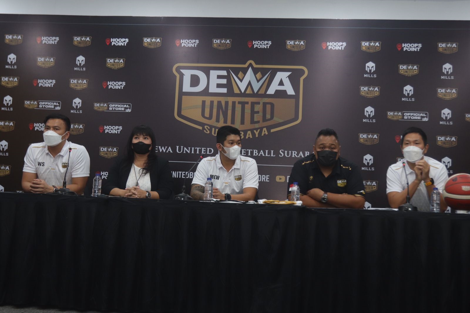 General Manager Wijaya 'Wijin' Saputra, Ketua Umum Pengkot Perbasi Surabaya Evi Ekawati, CEO Dewa United Surabaya Michael Oliver Wellerz, pelatih Andika Saputra dan pemain Xaverius Prawiro. (ist)