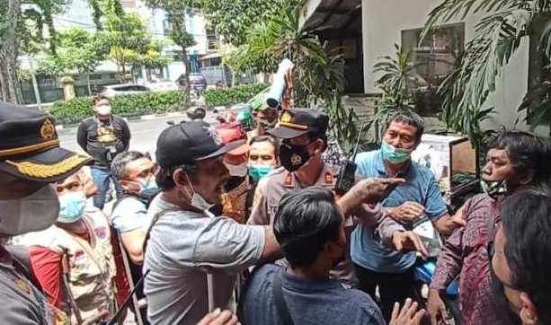 Bansos difabel di Surabaya sempat diwarnai kericuhan (Foto / Istimewa)