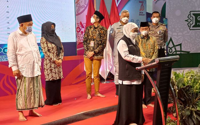 Gubernur Jawa Timur, Khofifah Indar Parawansa saat mengundi hadiah umrah kepada wajib pajak yang taat sekaligus meluncurkan Samsat OPOP Jatim (Foto / Istimewa)