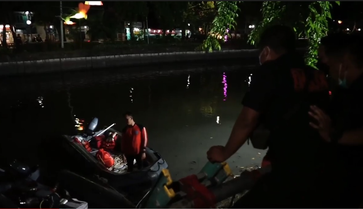 Cari HP Tercebur, Remaja 16 Tahun Tenggelam di Sungai Kalimas Surabaya