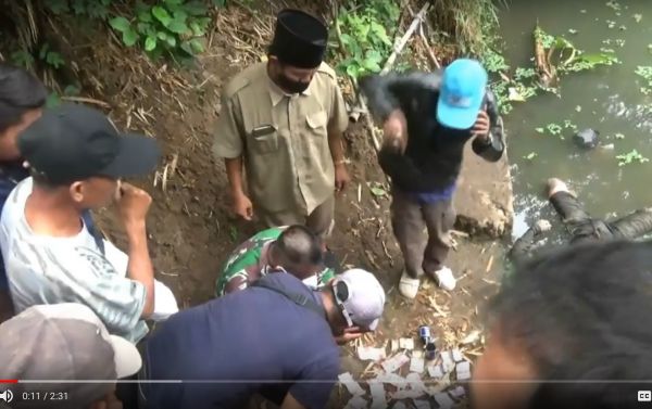 Mayat Pria Membusuk Terapung di Sungai, Ditemukan Uang dan Obat Kuat