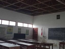 Atap sekolah di  SDN 1 Kedungmiri, Kecamatan Karangjati, Kabupaten Ngawi nyaris roboh (Foto / Metro TV) 