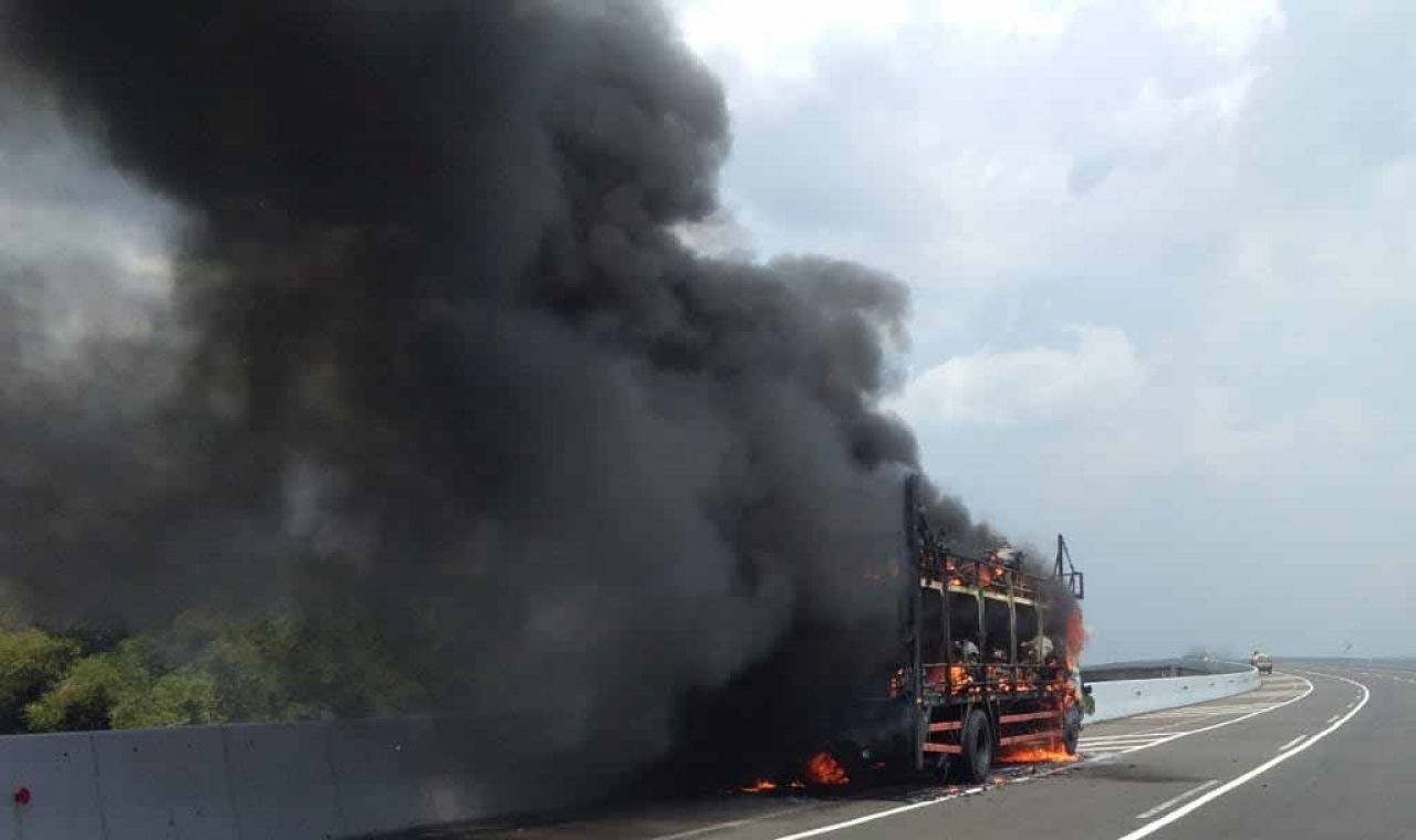 Truk bermuatan sepeda motor terbakar di Tol Madiun-Nganjuk (Foto / Istimewa)