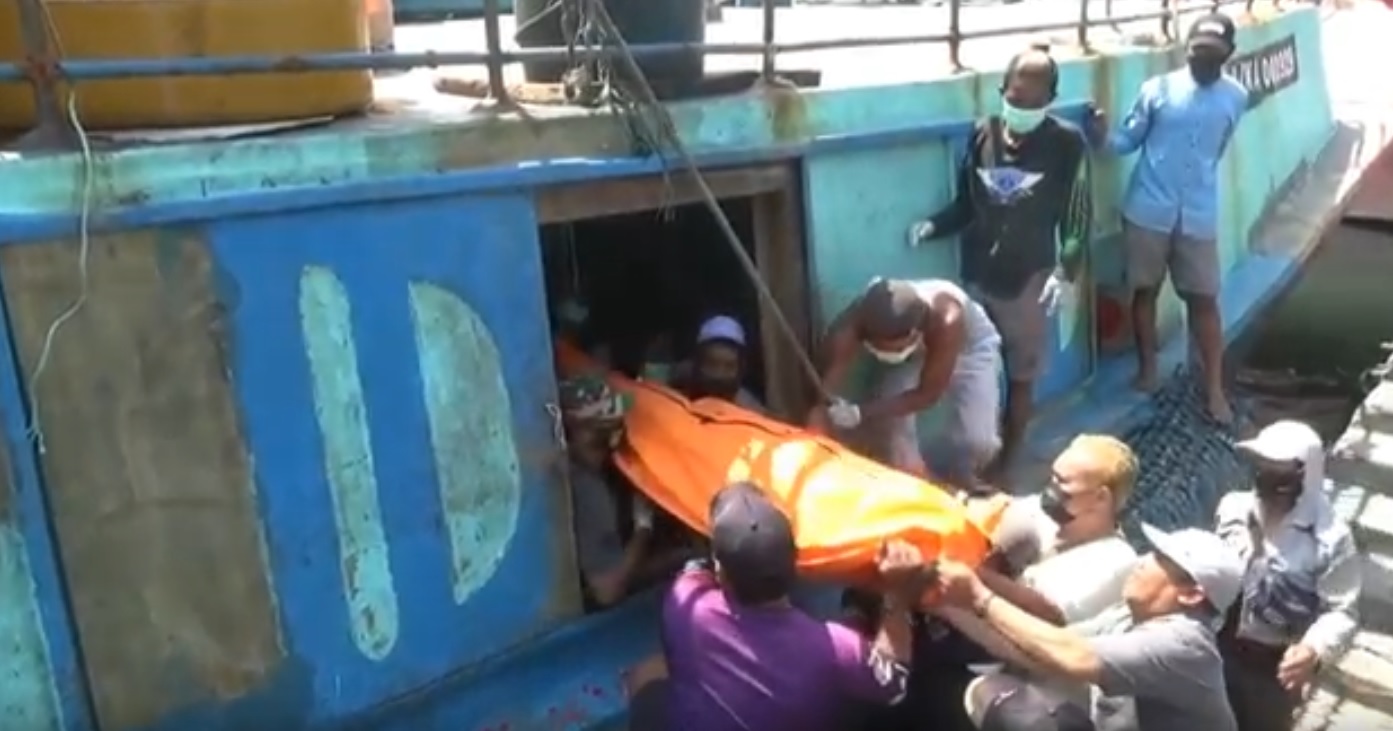 Nahkoda kapal yang tewas tersengat listrik tiba di  pelabuhan Tanjung Tembaga Kota Probolinggo (Foto / Metro TV)
