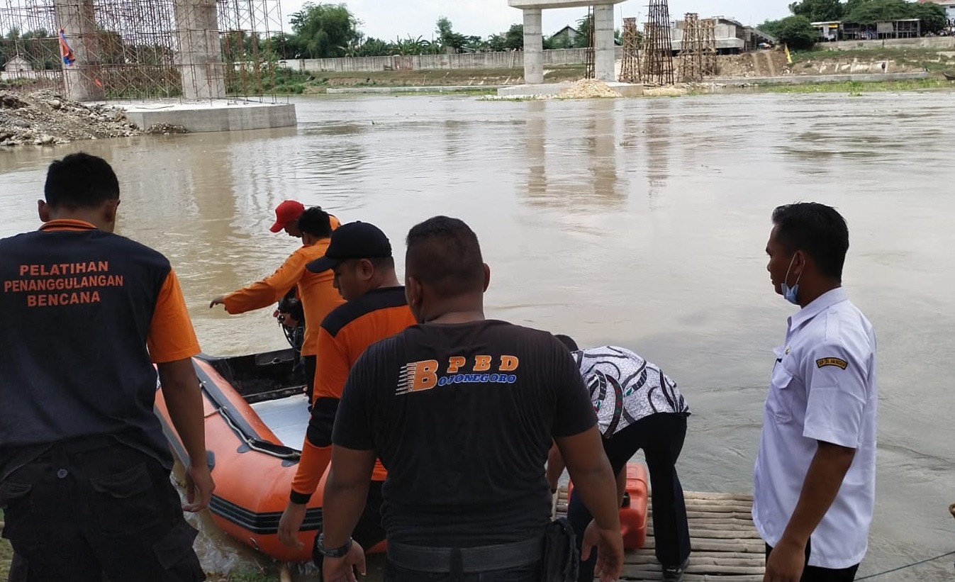 Petugas melakukan pencarian korban tenggelam perahu penyeberangan sungai bengawan solo Tuban (Foto/ Istimewa)