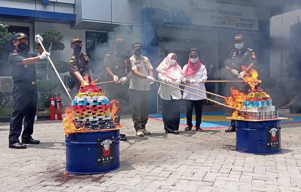 Proses pemusnahan rokok ilegal dan barang bukti lain di  Bea Cukai Gresik (Foto / Metro TV)