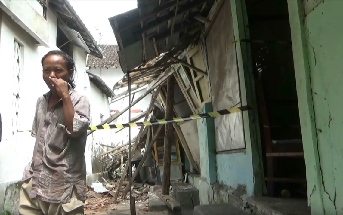 ODGJ penghuni rumah tua selamat dari maut setelah tertimpa reruntuhan bangunan. (metrotv)