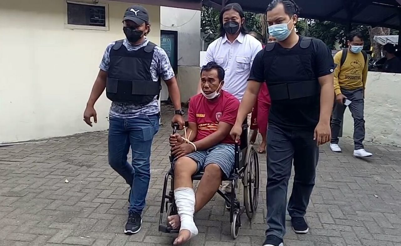 Intel gadungan dilumpuhkan setelah melakukan perampasan motor di Pasuruan (Foto / Metro TV)