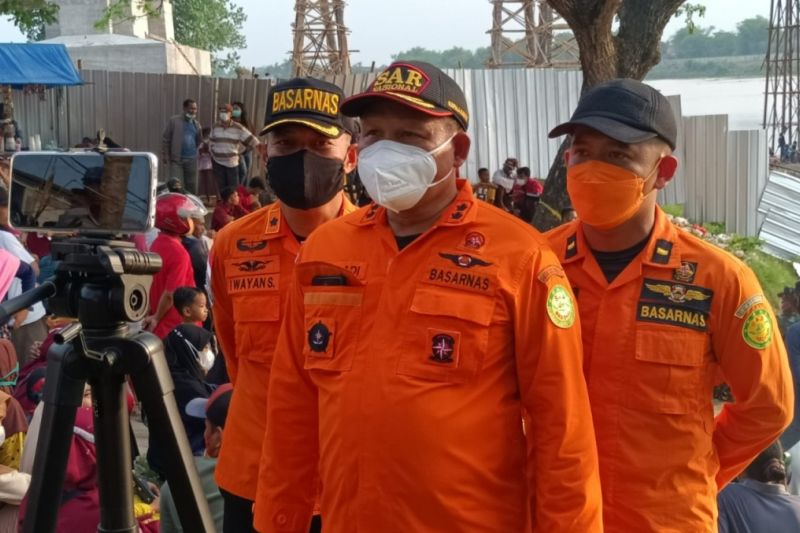 Kepala Kantor SAR Surabaya Hari Adi Purnomo memberi keterangan pers di lokasi terbaliknya perahu penumpang di Bengawan Solo, Desa Semambung, Kabupaten Bojonegoro, Rabu (3/11/2021). (ANTARA/HO-SAR Surabaya)