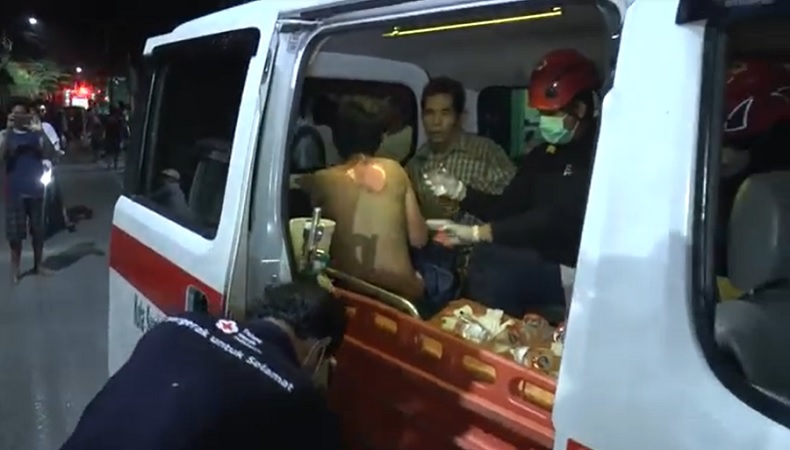 Salah satu korban kebakaran menjalani perawatan di mobil ambulance (Foto / Istimewa)