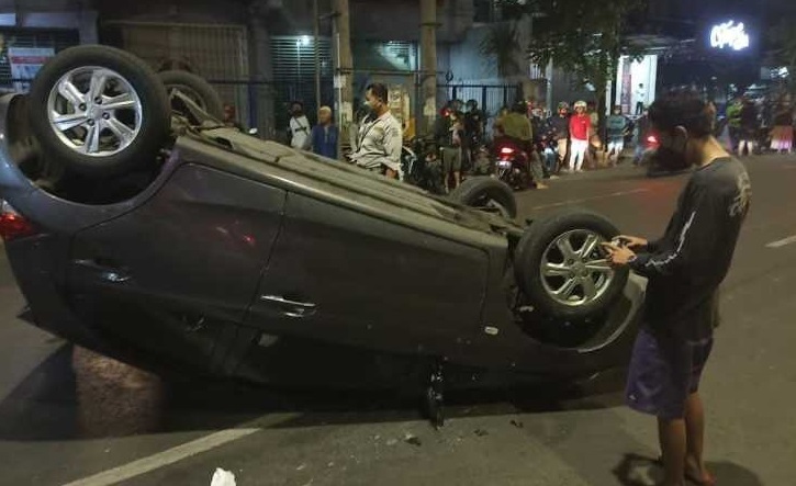Sopir Mabuk, Brio Terbalik di Ngagel Jaya Selatan Surabaya