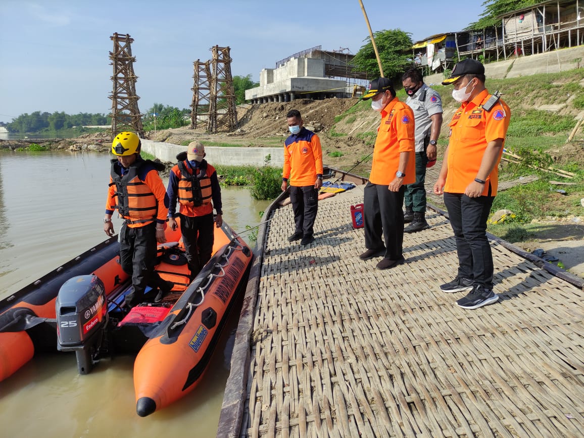 Kalaksa BPBD Jatim, Budi Santosa terjun ke lapangan untuk memberikan arahan sekaligus melihat langsung proses pencarian para korban yang hingga kini belum ditemukan (Foto / Metro TV)