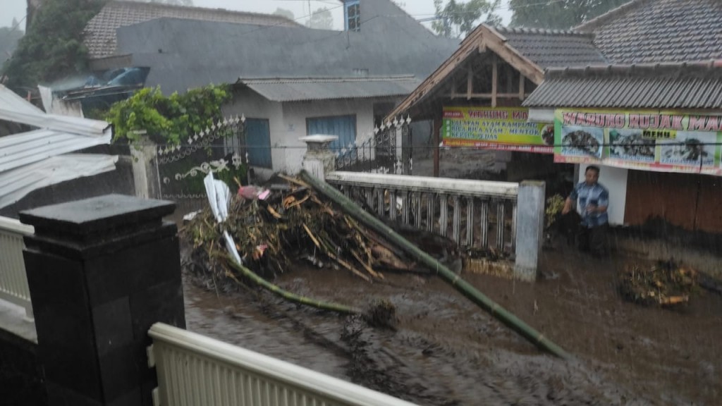 Banjir bandang menerjang 5 titik di wilayah Kota Batu, Jawa Timur, Kamis 4 November 2021/Dok. BPBD Kota Batu.