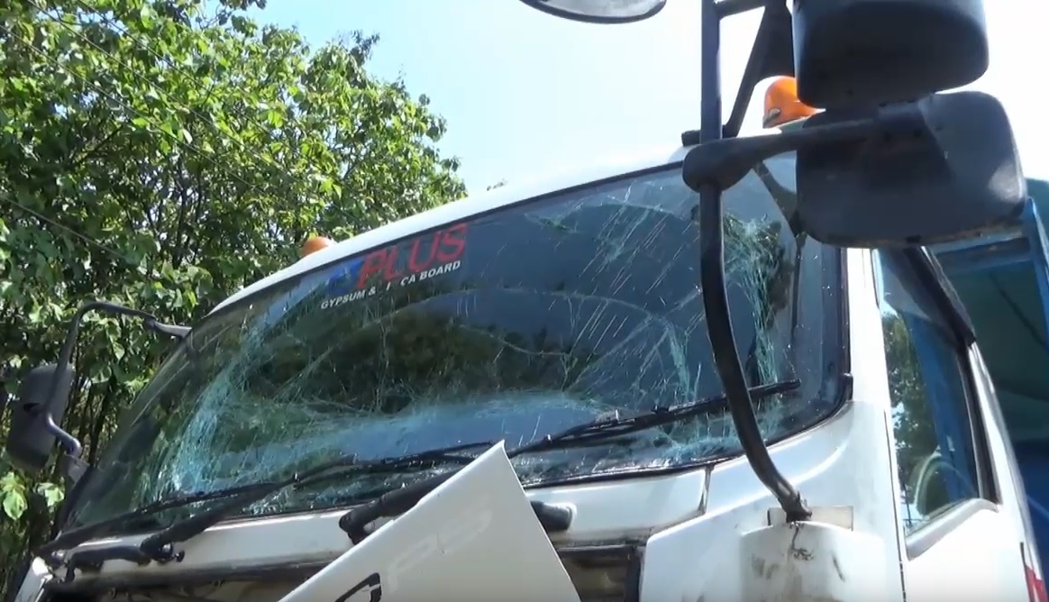 Truk Tabrak Truk di Ngawi, Sopir Terjepit