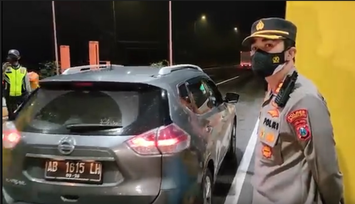 Kapolresta Mojokerto Ajun Komisaris Besar Polisi (AKBP)  Rofiq Ripto Himawan memberikan himbaun dan membagikan pamflet kepada pengguna jalan tol. (metrotv)