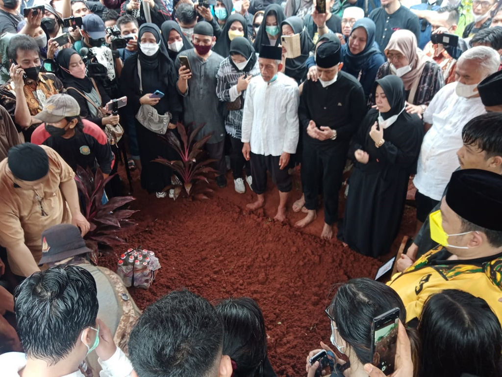 Proses pemakaman Vanessa Angel dan Bibi (Foto: Medcom/Wijokongko