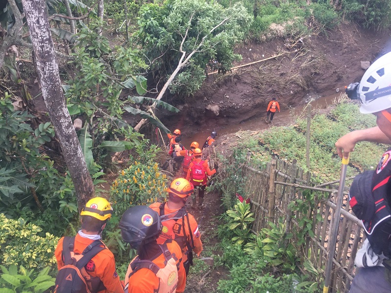 Tim gabungan melakukan upaya pencarian dan pertolongan korban banjir bandang di sepanjang aliran sungai di Kota Batu, Jawa Timur, Jumat (5/11). DOK: BNPB