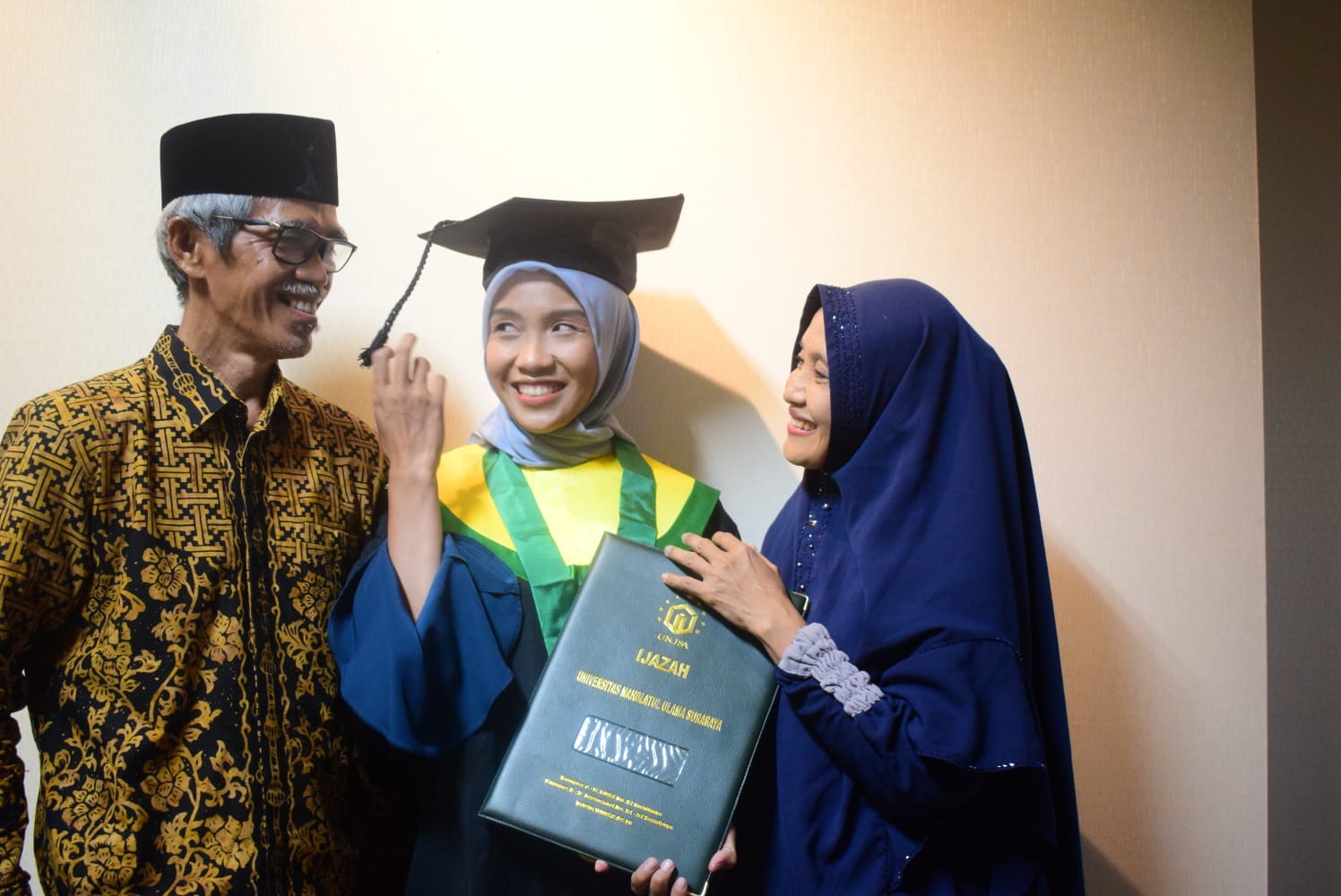 Nur Alimah Priambodo bersama kedua orang tua saat mendampingi kelulusan sebagai sarjana kedokteran (Foto / Clicks.id)