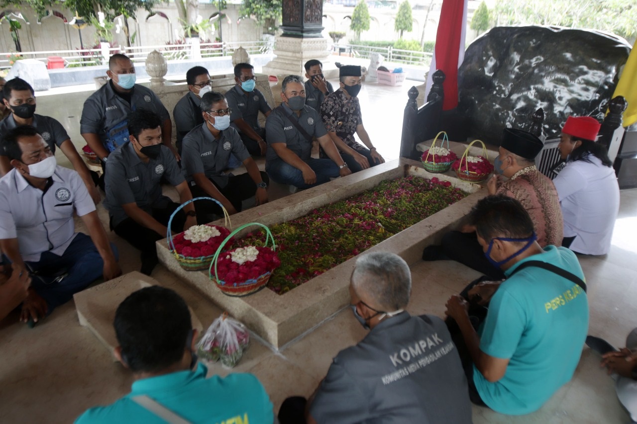 Wakil Bupati Blitar Rahmat Santoso menemani rombongan wartawan KOMPAK di Makam Bung Karno (ist) 