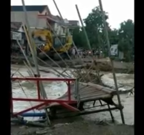 Detik-detik jembatan darurat yang dibangun warga hanyut terbawa luapan arus Kali Lamong, Gresik. (metrotv)