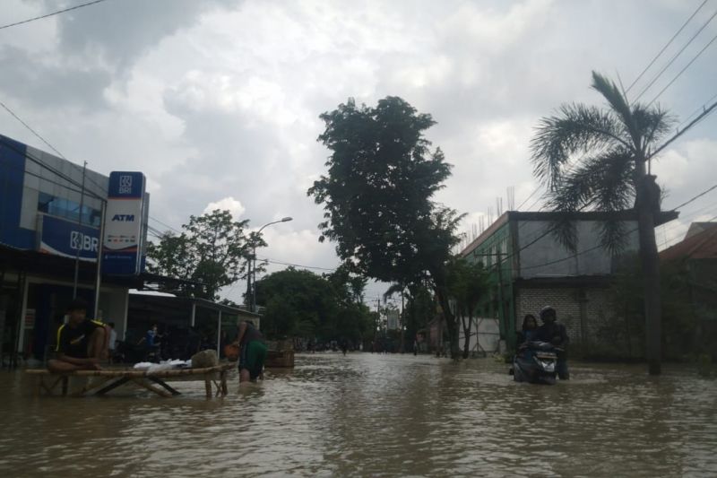 Banjir luapan Kali Lamong merendam akses jalan di Kabupaten Gresik, Jatim, Jumat (5/11). ANTARA/HO-BPBD Gresik