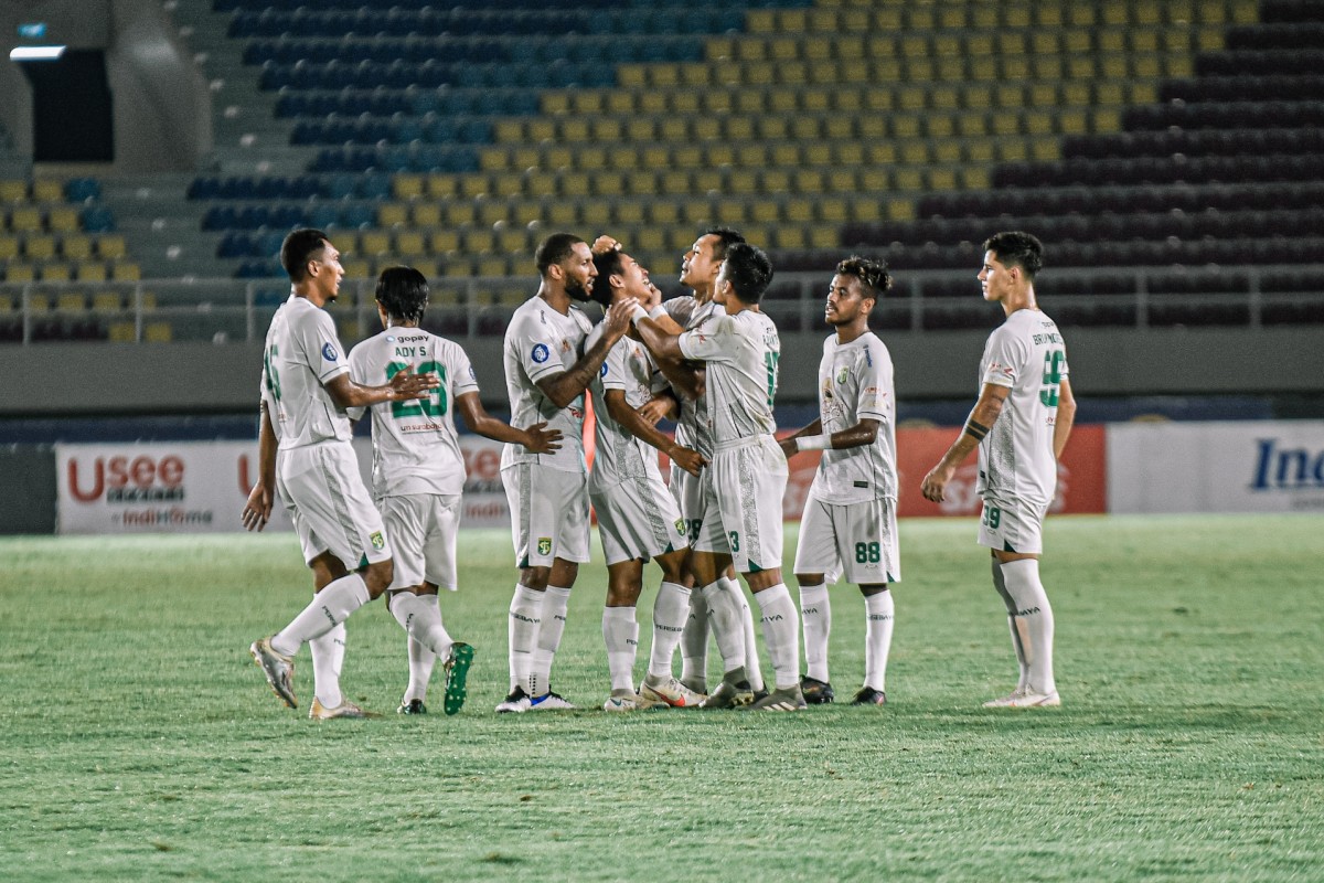 Marselino Ferdinan merayakan bersama tim setelah mencetak gol penyama kedudukan. (Persebaya)