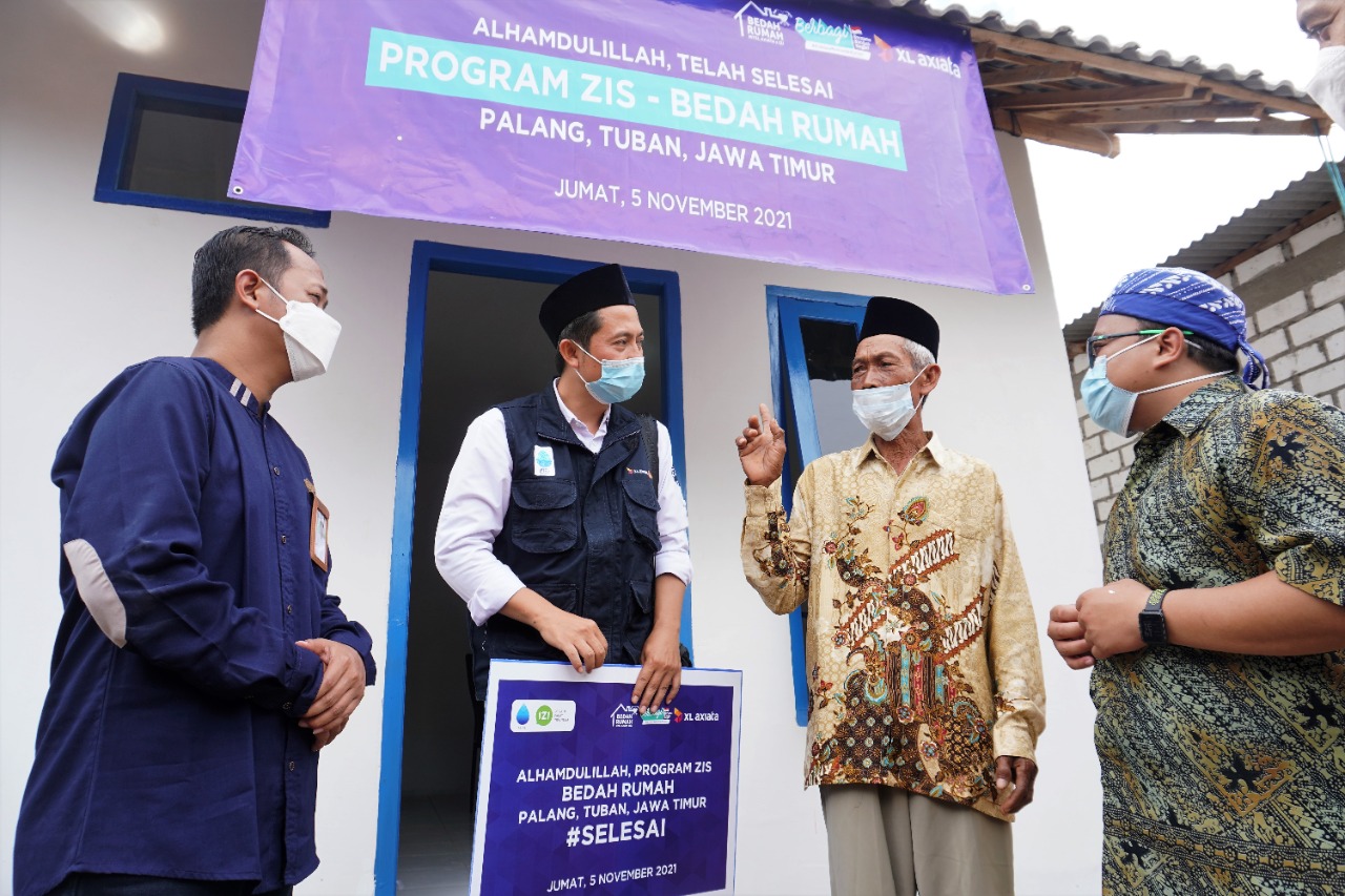 XL Axiata meresmikan rumah salah satu warga di Tuban usai dilakukan perbaikan (Foto / Istimewa) 