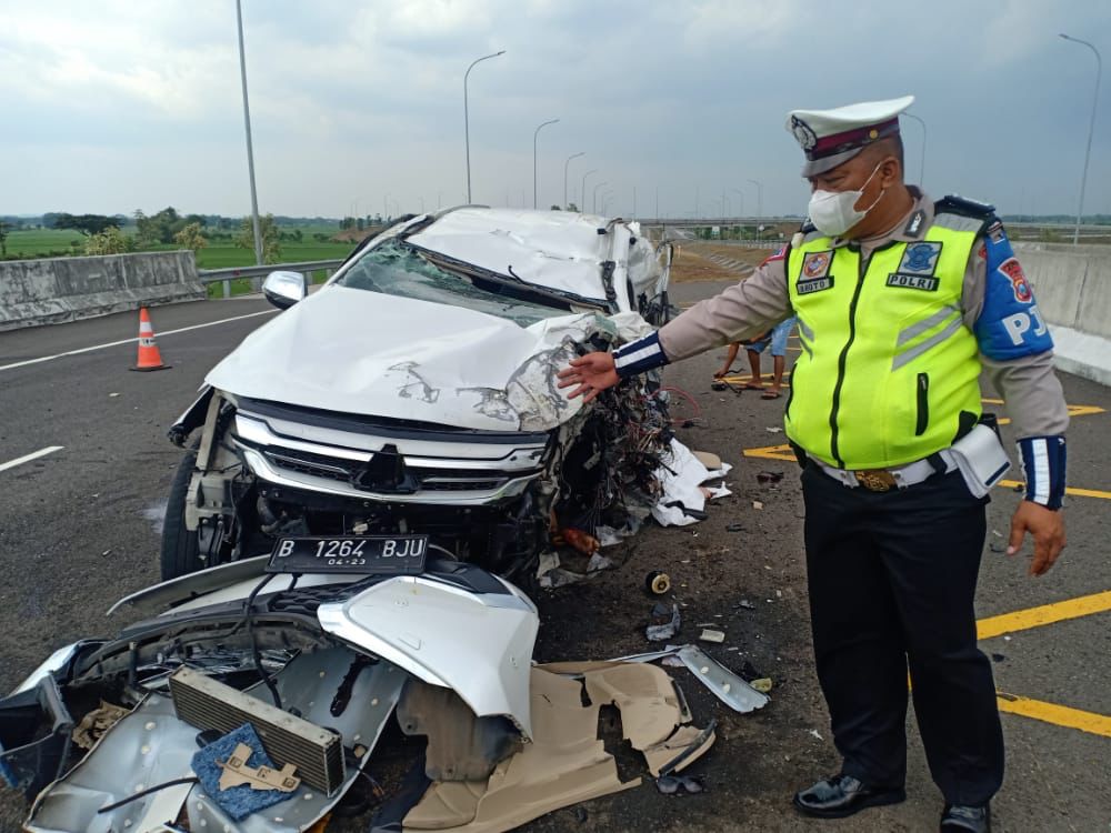 Mobil Pajero yang ditumpangi Vanessa dan suami hancur (Foto / Metro TV)